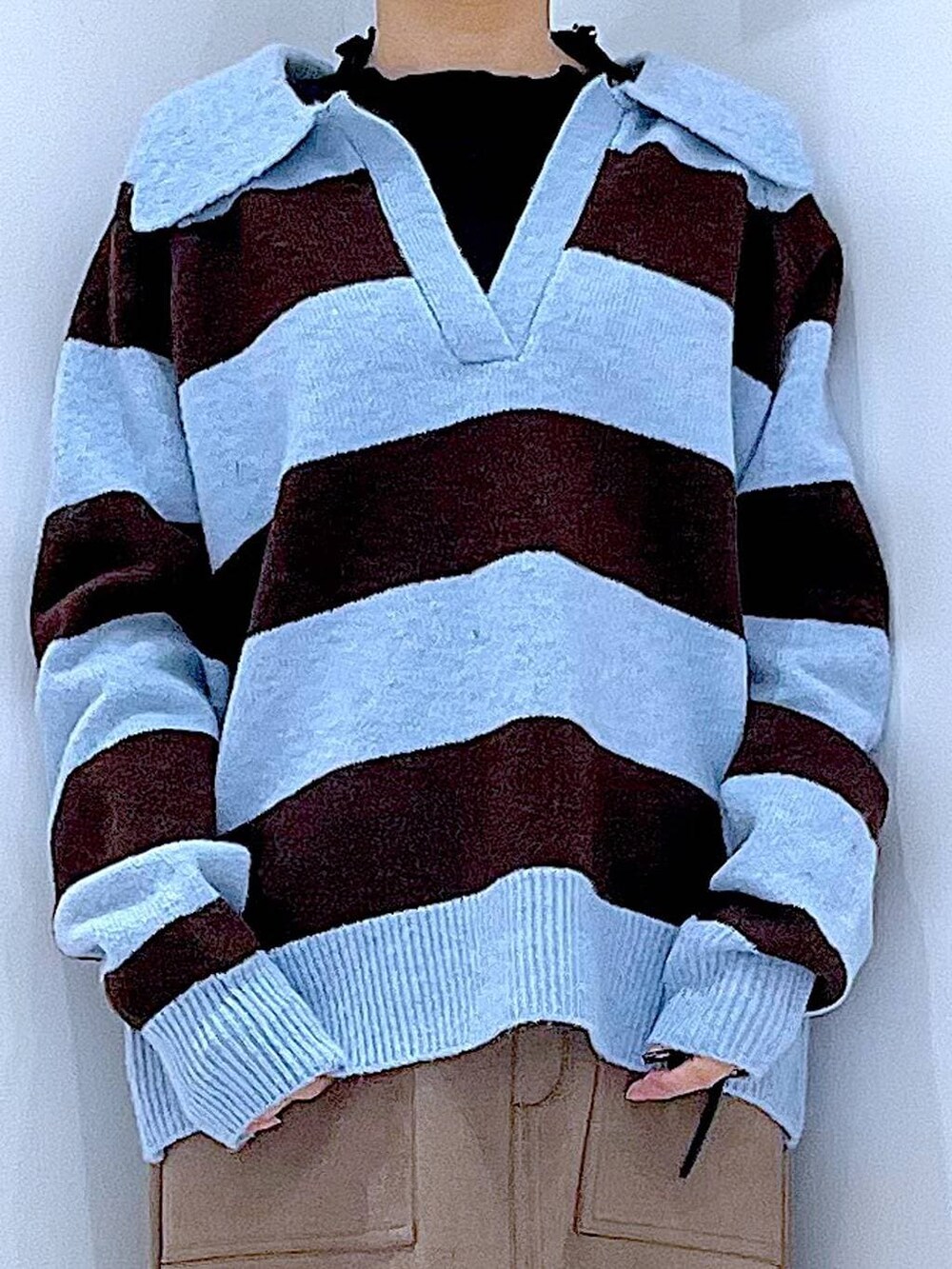 ブラック系のブーツ、ブラウン系のスカート、ブルー系のニット/セーターを着用したレディースの冬コーディネートの7枚目の写真