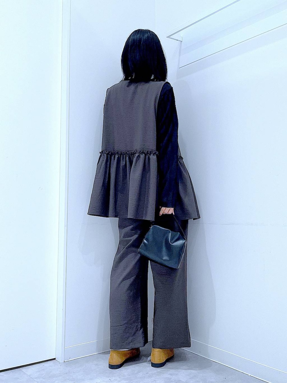 グレー系のその他パンツ、ブラック系のTシャツ/カットソー、ブラック系のショルダーバッグを着用したレディースの春コーディネートの5枚目の写真