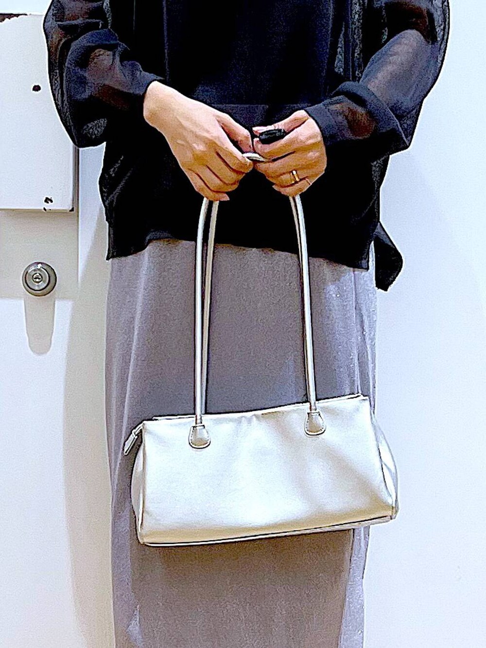 パープル系のスカート、ブラック系のサンダル、グレー系のニット/セーターを着用したレディースの春コーディネートの9枚目の写真