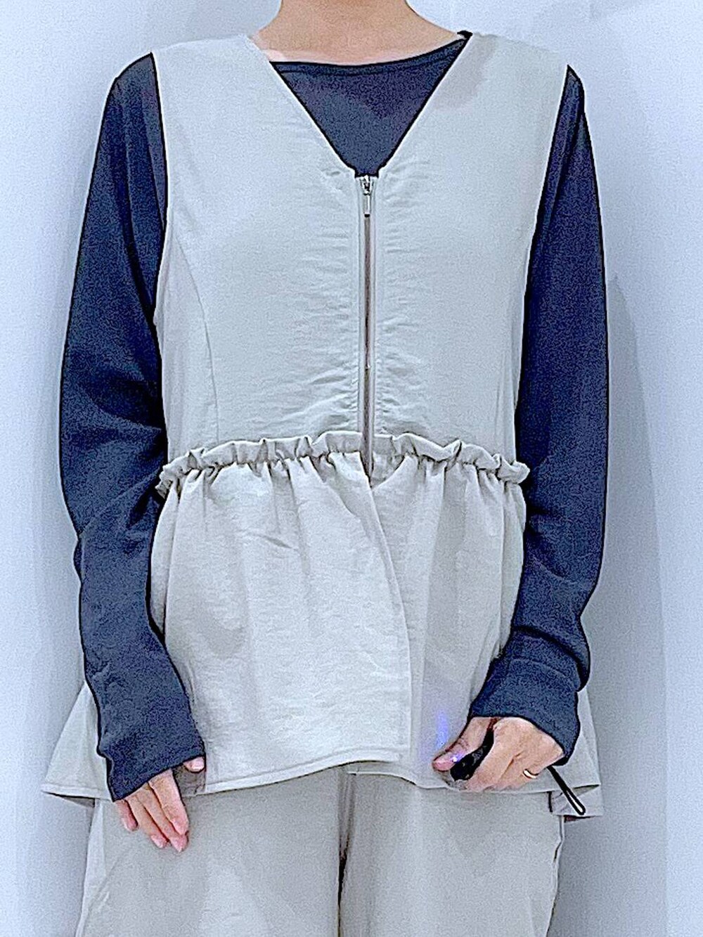 グレー系のTシャツ/カットソー、ブラック系のサンダル、ブラック系のショルダーバッグを着用したレディースの春コーディネートの7枚目の写真