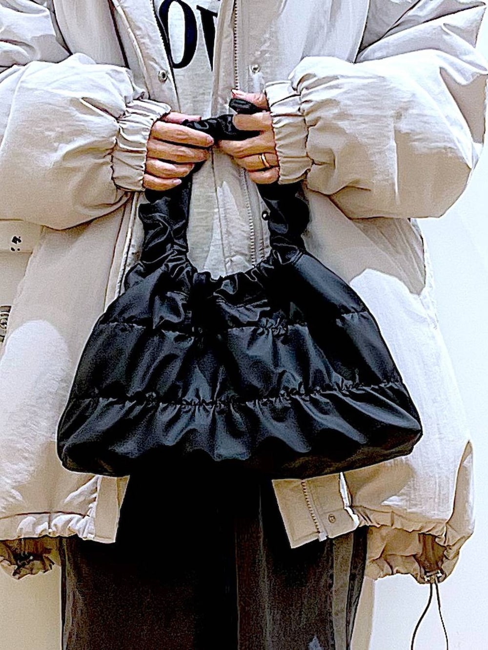 ブラック系のローファー、グレー系のその他アウター、ブラック系のショルダーバッグを着用したレディースの冬コーディネートの9枚目の写真