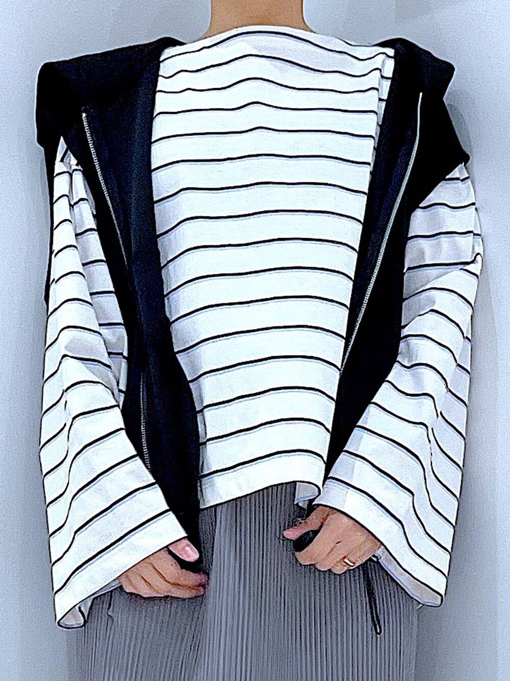 ブラック系のショルダーバッグ、ホワイト系のTシャツ/カットソー、グレー系のスカートを着用したレディースの春コーディネートの7枚目の写真