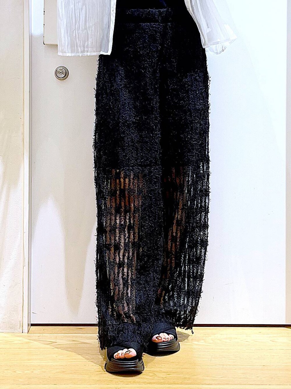 シルバー系のショルダーバッグ、ブラック系のニット/セーター、ブラック系のサンダルを着用したレディースの夏コーディネートの8枚目の写真