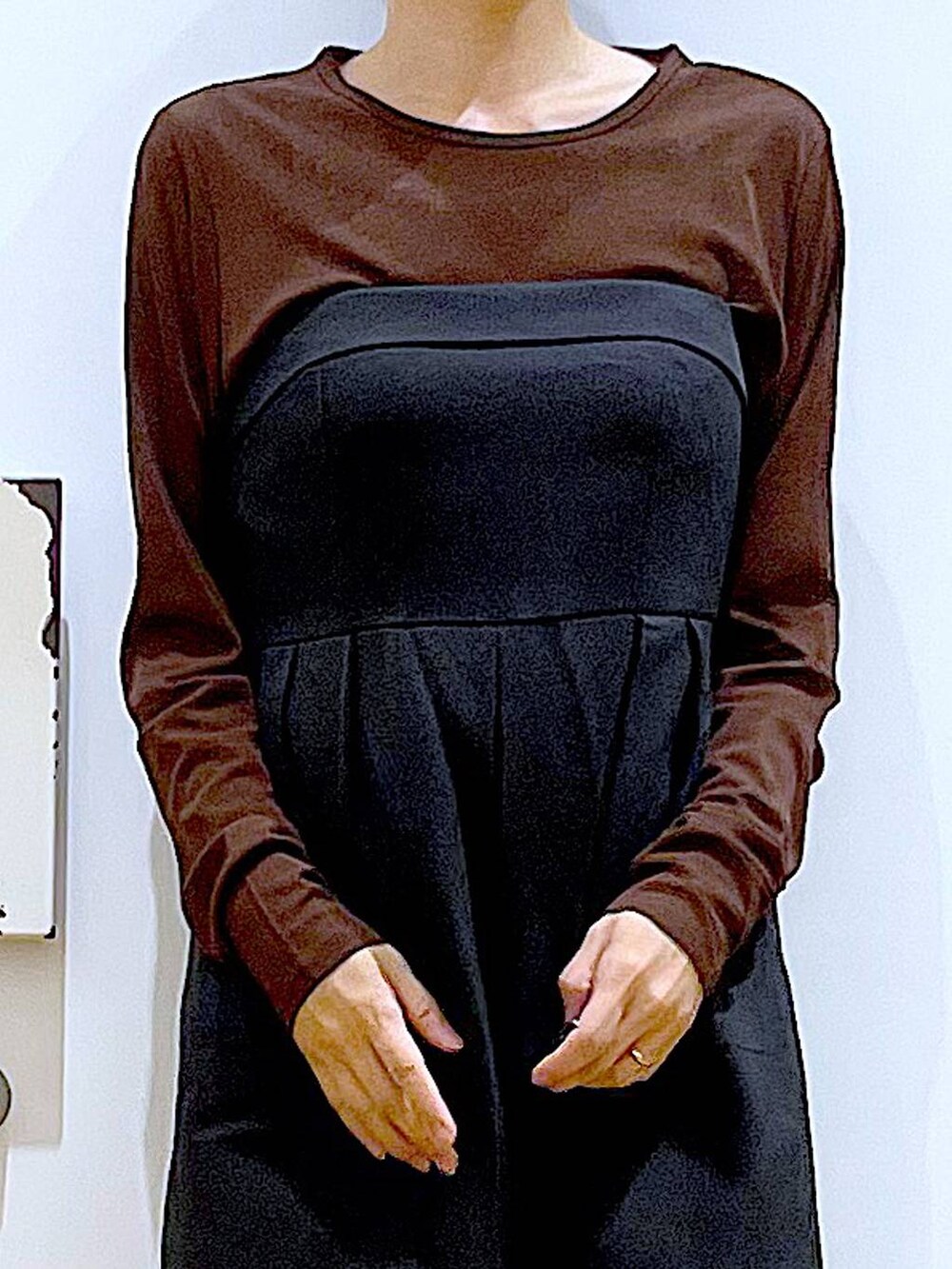「リラックス、若見え、ゆったり、休日コーデ、骨格ウェーブ、LAKOLE、サロペット、きれいめカジュアル、秋コーデ、シンプルコーデ、ローファー、ショルダーバッグ、おでかけ」｜「LAKOLEのビジュー巾着ショルダーバッグ / 132248（ショルダーバッグ、ブラック系）」を使った、あおき@LAKOLE海老名さん（レディース・156cm）の秋コーディネートの7枚目の写真