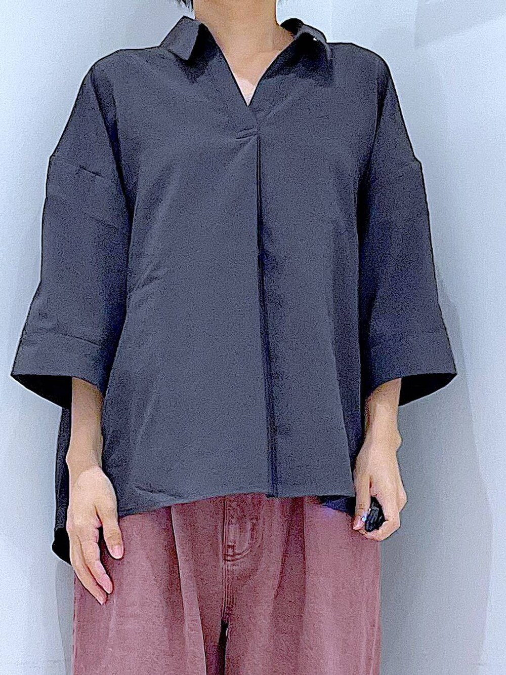 ブラック系のサンダル、ブラック系のショルダーバッグ、グレー系のシャツ/ブラウスを着用したレディースの夏コーディネートの7枚目の写真