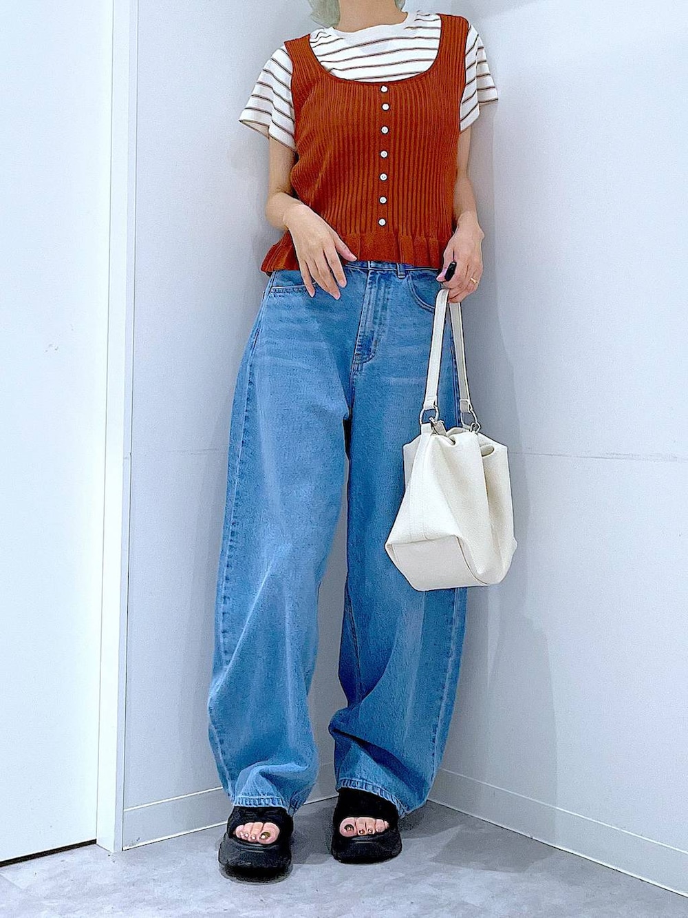 ブラウン系のその他トップス、ベージュ系のTシャツ/カットソー、ブルー系のデニムパンツを着用したレディースの夏コーディネートの6枚目の写真