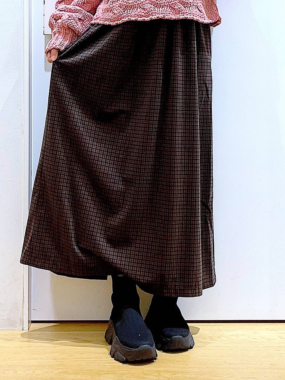 ブラック系のブーツ、ブラウン系のショルダーバッグ、ピンク系のニット/セーターを着用したレディースの冬コーディネートの8枚目の写真