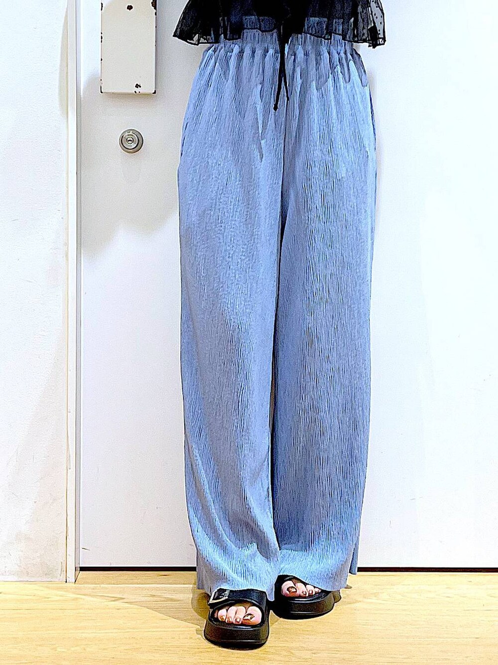 ブラック系のサンダル、ブラック系のキャミソール、ブルー系のその他パンツを着用したレディースの夏コーディネートの8枚目の写真