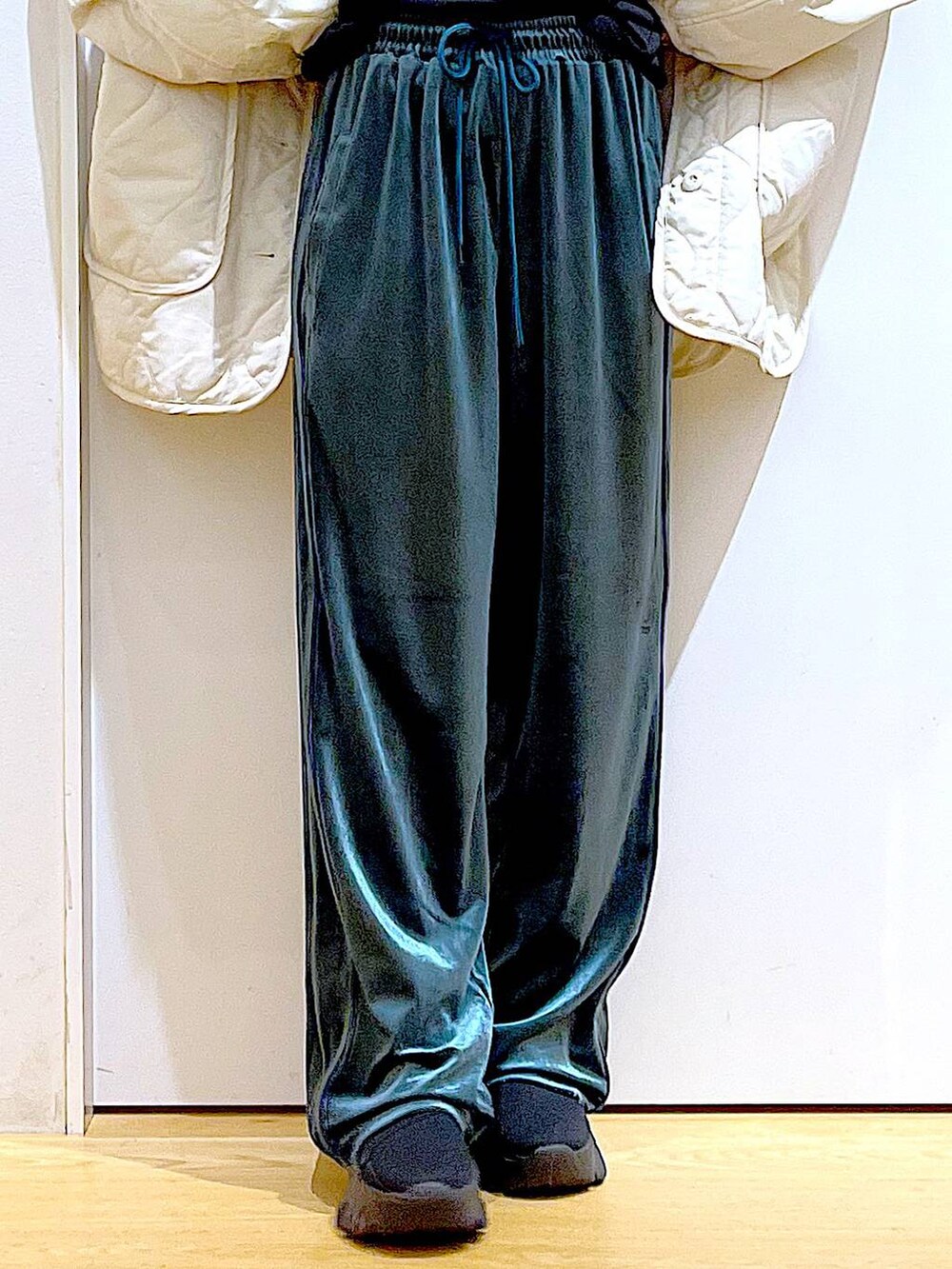 ベージュ系のブルゾン、ブラック系のTシャツ/カットソー、ブラック系のブーツを着用したレディースの冬コーディネートの8枚目の写真