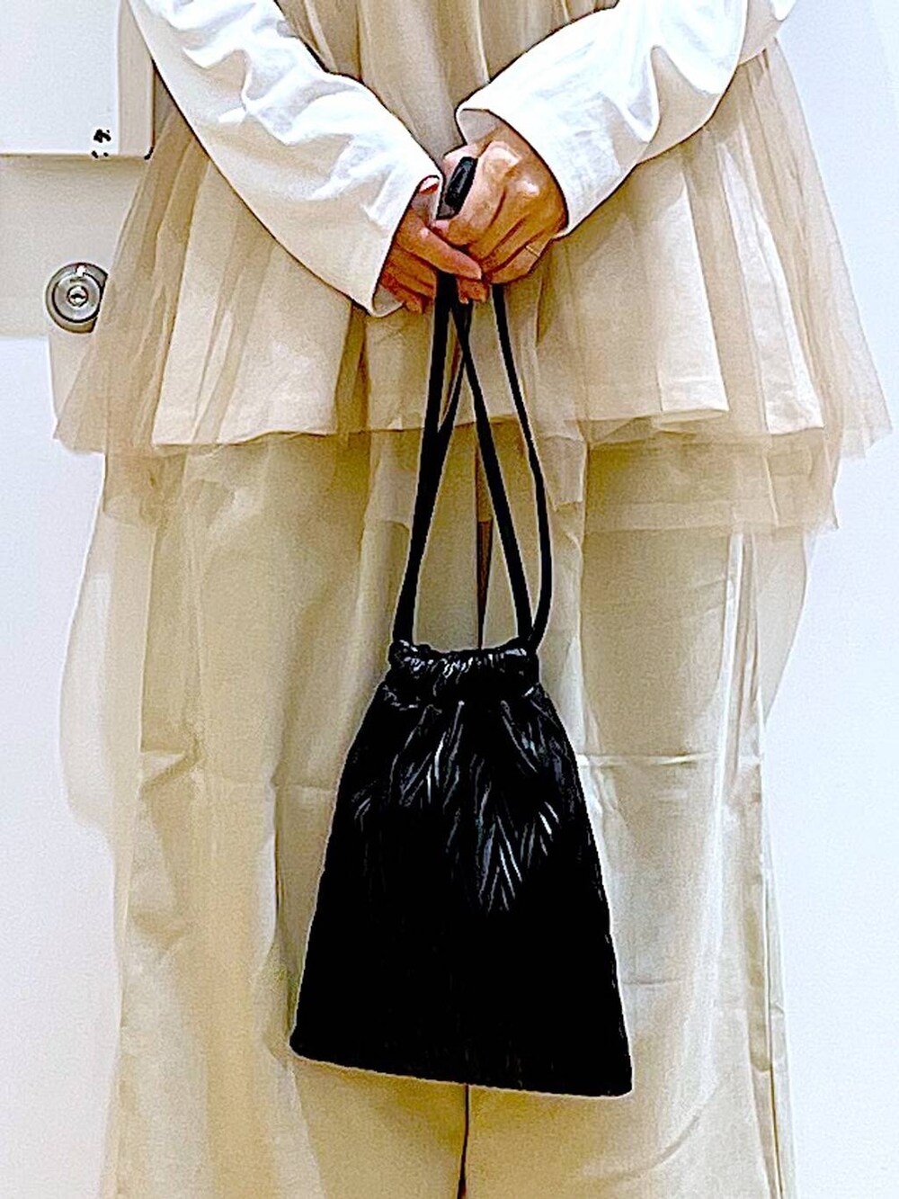 ブラック系のショルダーバッグ、ブラック系のパンプス、ベージュ系のその他パンツを着用したレディースの秋コーディネートの9枚目の写真