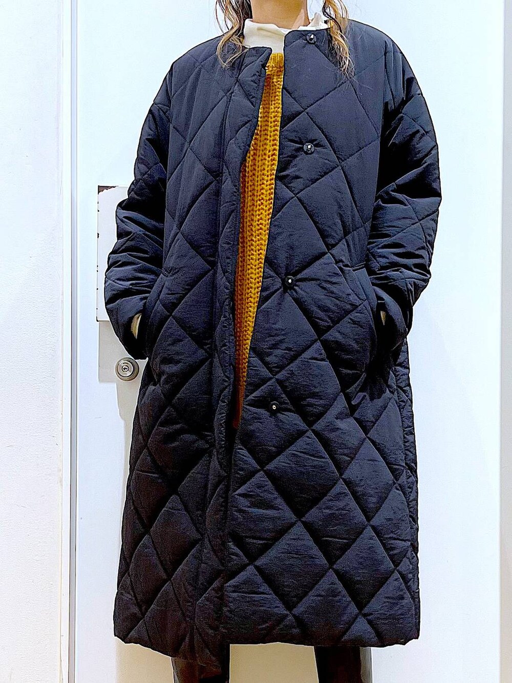 ブラック系のブーツ、ベージュ系のTシャツ/カットソー、ブラック系のその他パンツを着用したレディースの冬コーディネートの7枚目の写真