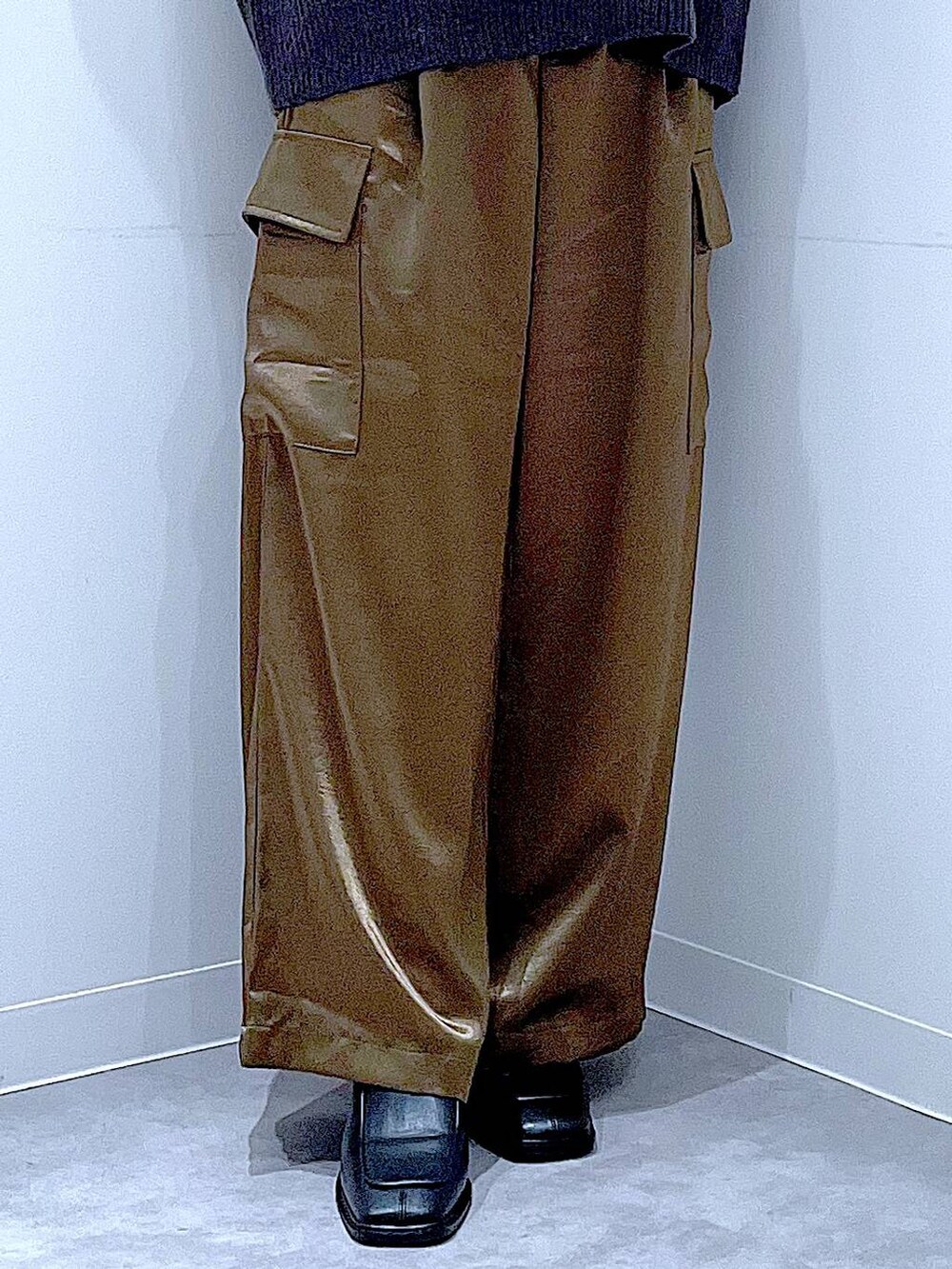 ブラック系のニット/セーター、ブラック系のブーツ、ブラック系のショルダーバッグを着用したレディースの秋コーディネートの8枚目の写真