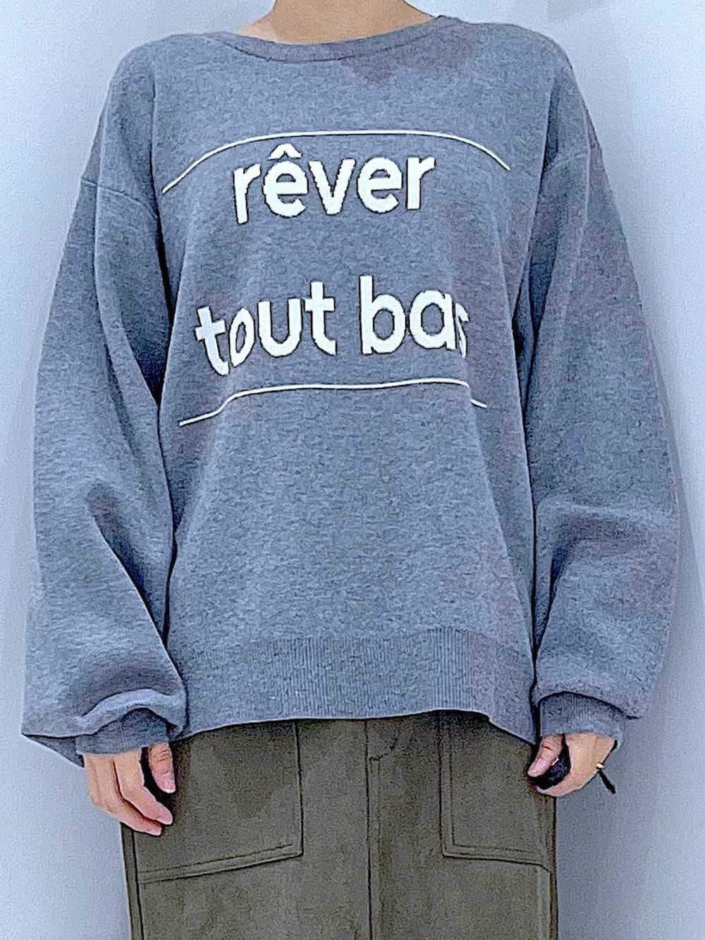 ブラック系のショルダーバッグ、ブラック系のブーツ、グリーン系のスカートを着用したレディースの冬コーディネートの7枚目の写真