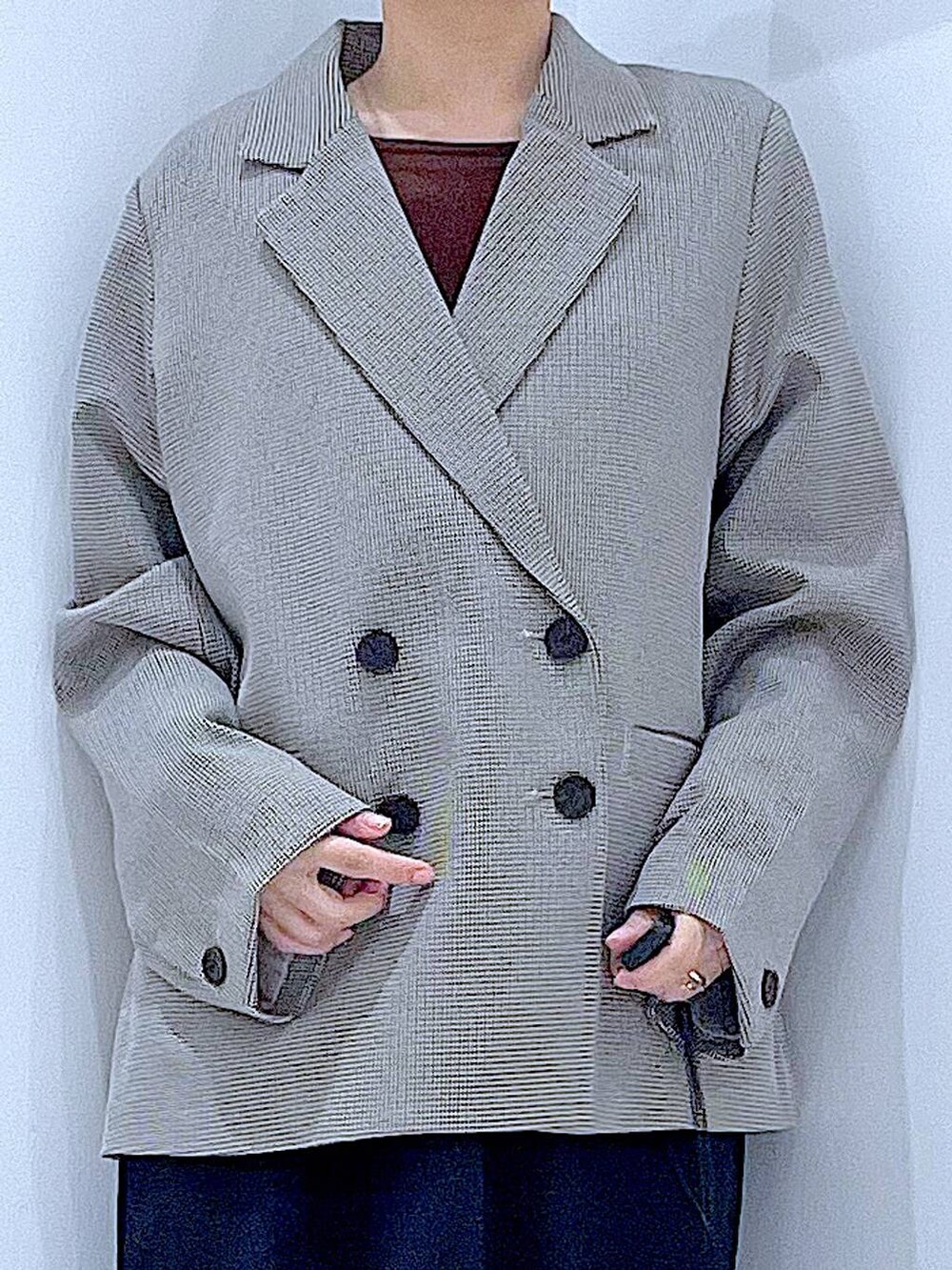 ベージュ系のテーラードジャケット、ブラウン系のショルダーバッグ、ブラウン系のTシャツ/カットソーを着用したレディースの秋コーディネートの7枚目の写真