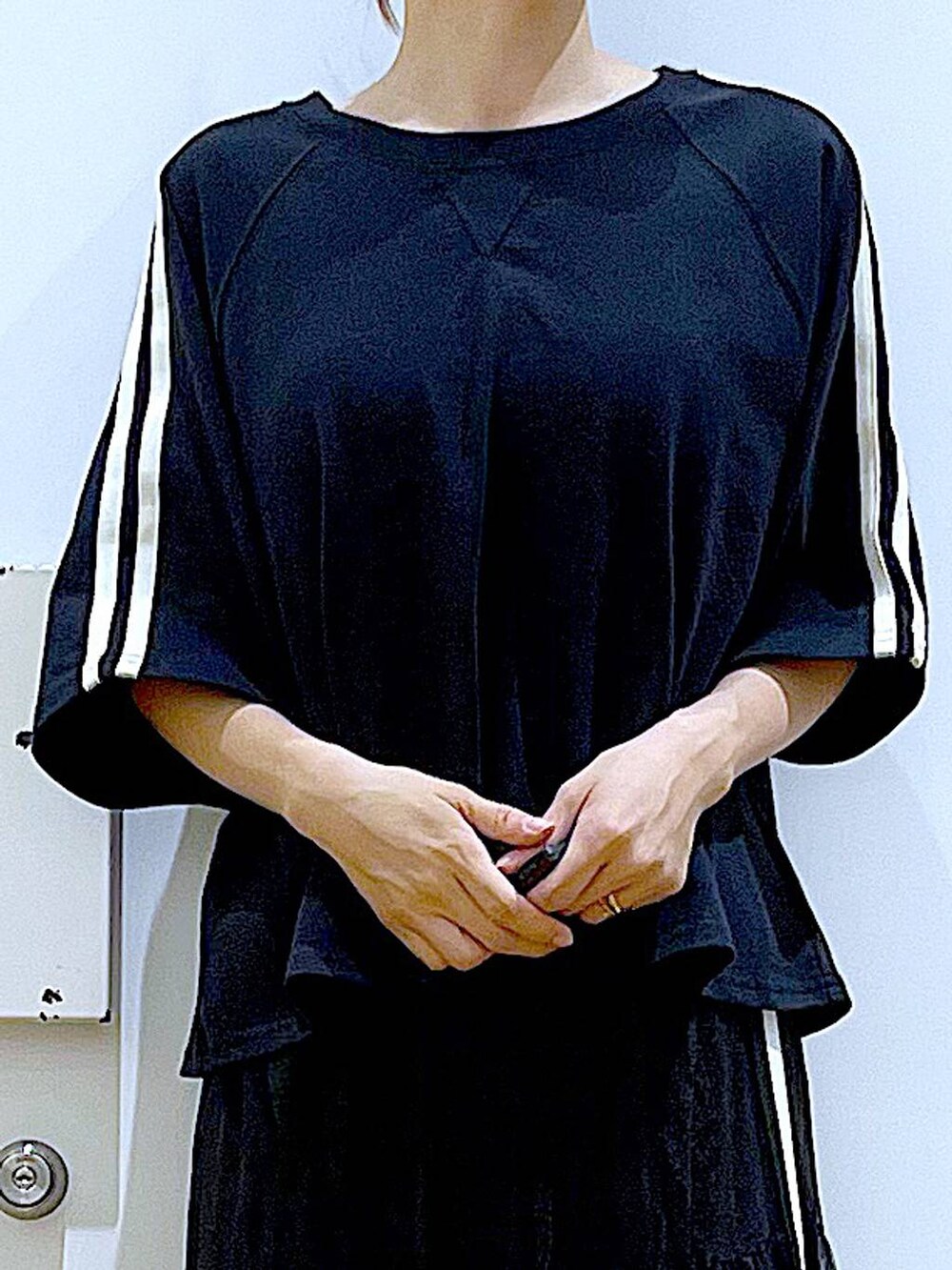 ホワイト系のバックパック/リュック、ブラック系のサンダル、ブラック系のスカートを着用したレディースの夏コーディネートの7枚目の写真