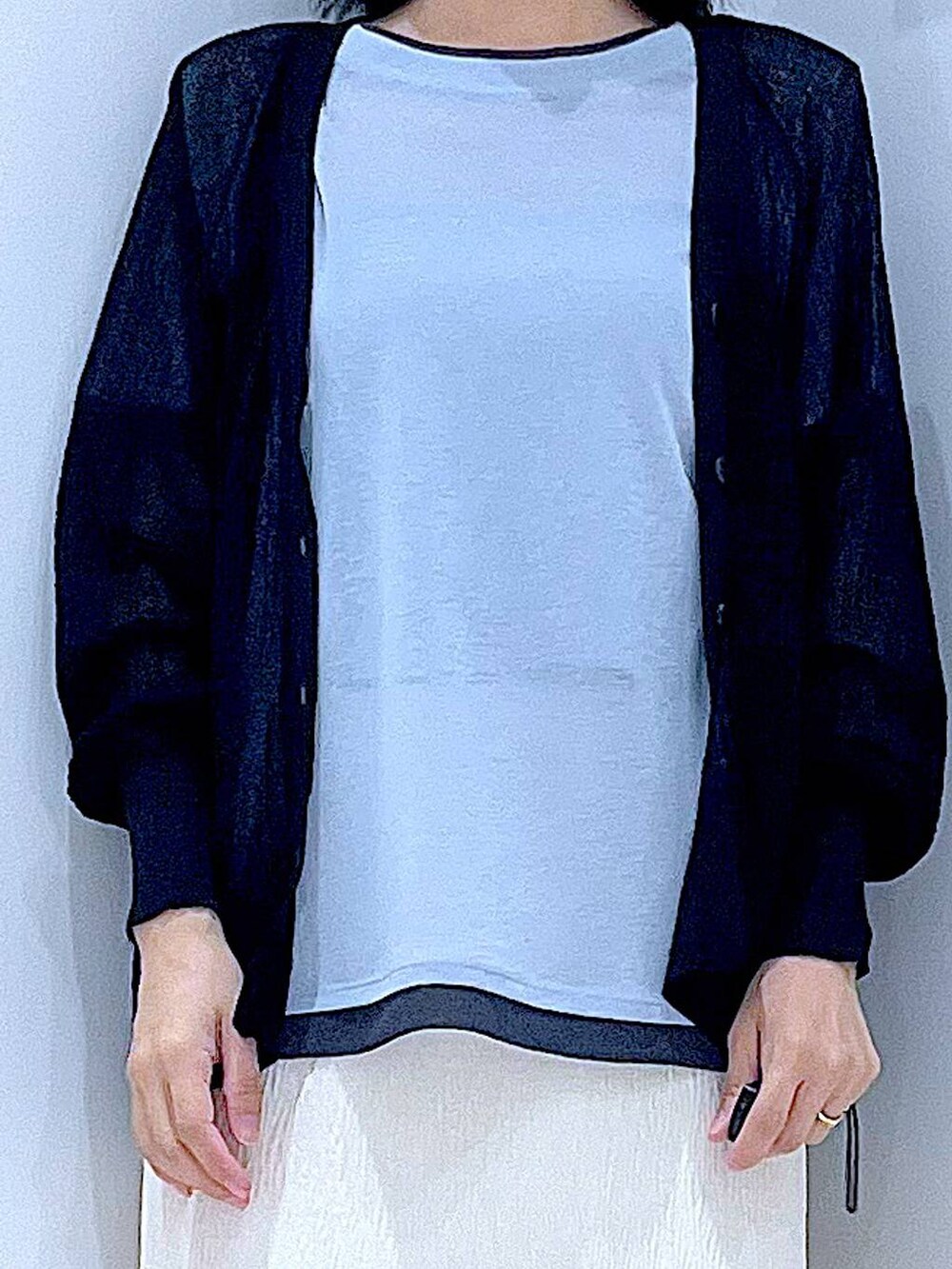 ブルー系のTシャツ/カットソー、ホワイト系のサンダル、ホワイト系のショルダーバッグを着用したレディースの夏コーディネートの7枚目の写真