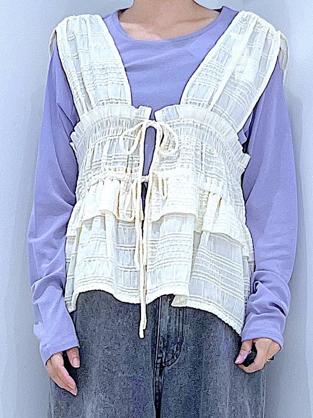 パープル系のTシャツ/カットソー、ブラック系のローファー、ブラック系のショルダーバッグを着用したレディースの秋コーディネートの7枚目の写真