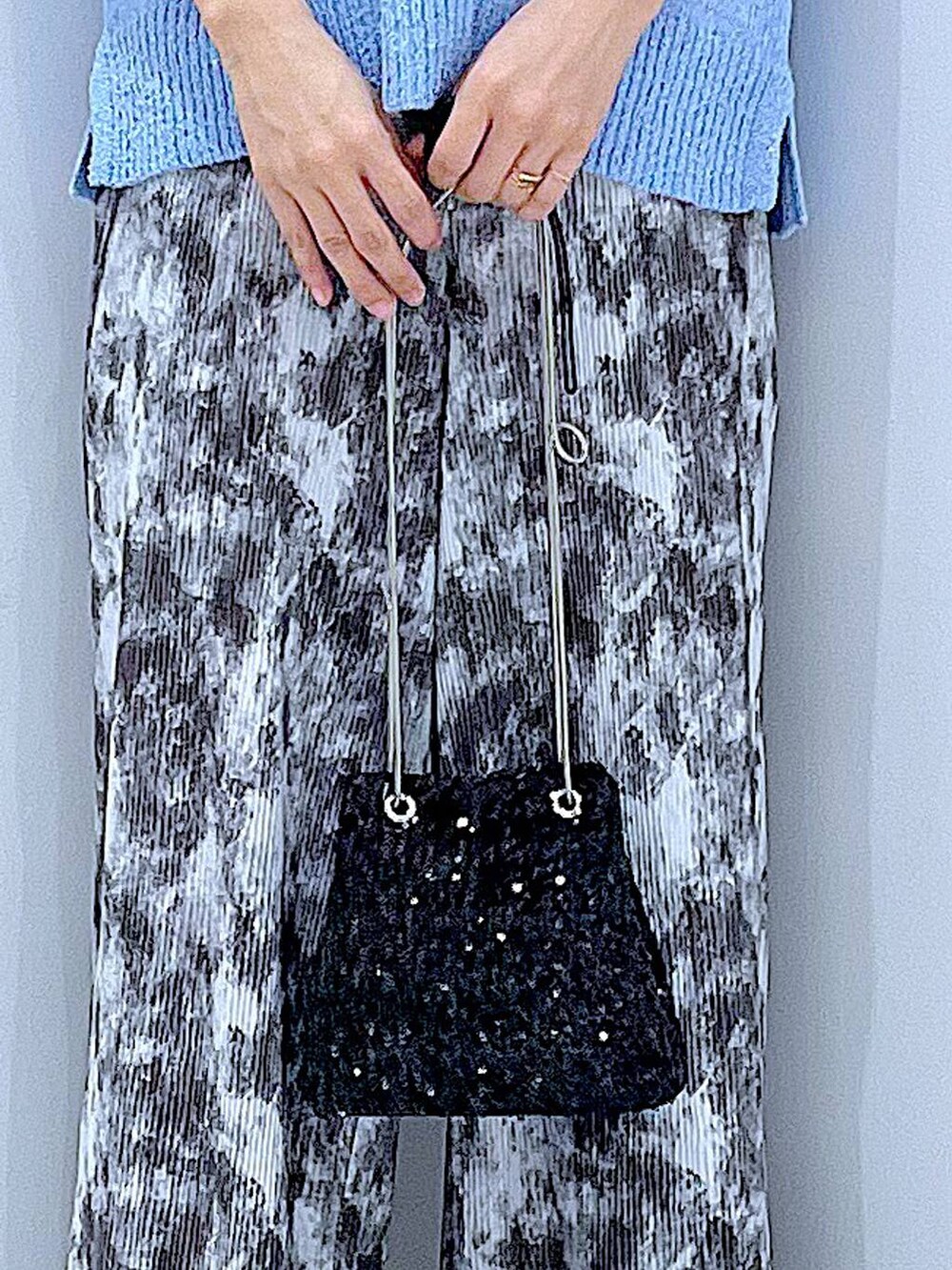 ブラック系のサンダル、ブラック系のショルダーバッグ、グレー系のその他パンツを着用したレディースの夏コーディネートの9枚目の写真