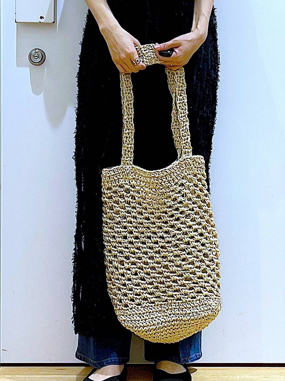 ブルー系のデニムパンツ、ブラック系のワンピース、ブラック系のパンプスを着用したレディースの春コーディネートの9枚目の写真