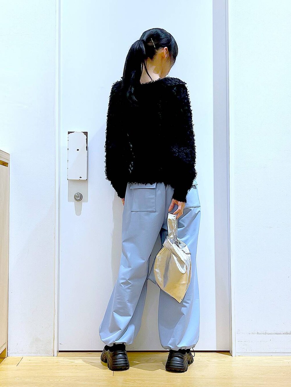 ブルー系のその他パンツ、ブラック系のシャツ/ブラウス、ブラック系のスニーカーを着用したレディースの春コーディネートの5枚目の写真