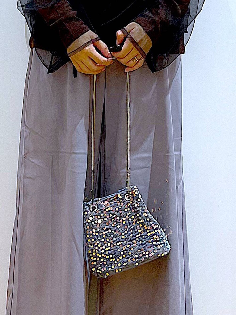 グレー系のショルダーバッグ、ブラウン系のTシャツ/カットソー、グレー系のその他パンツを着用したレディースの秋コーディネートの9枚目の写真