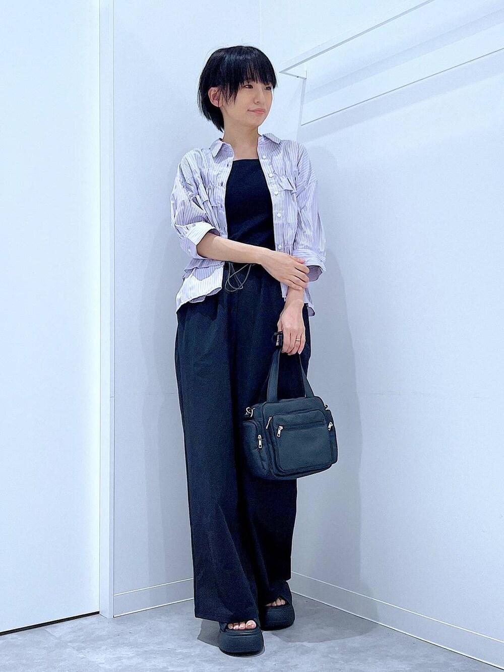 ブラック系のサンダル、ブラック系のその他パンツ、パープル系のシャツ/ブラウスを着用したレディースの夏コーディネートの2枚目の写真