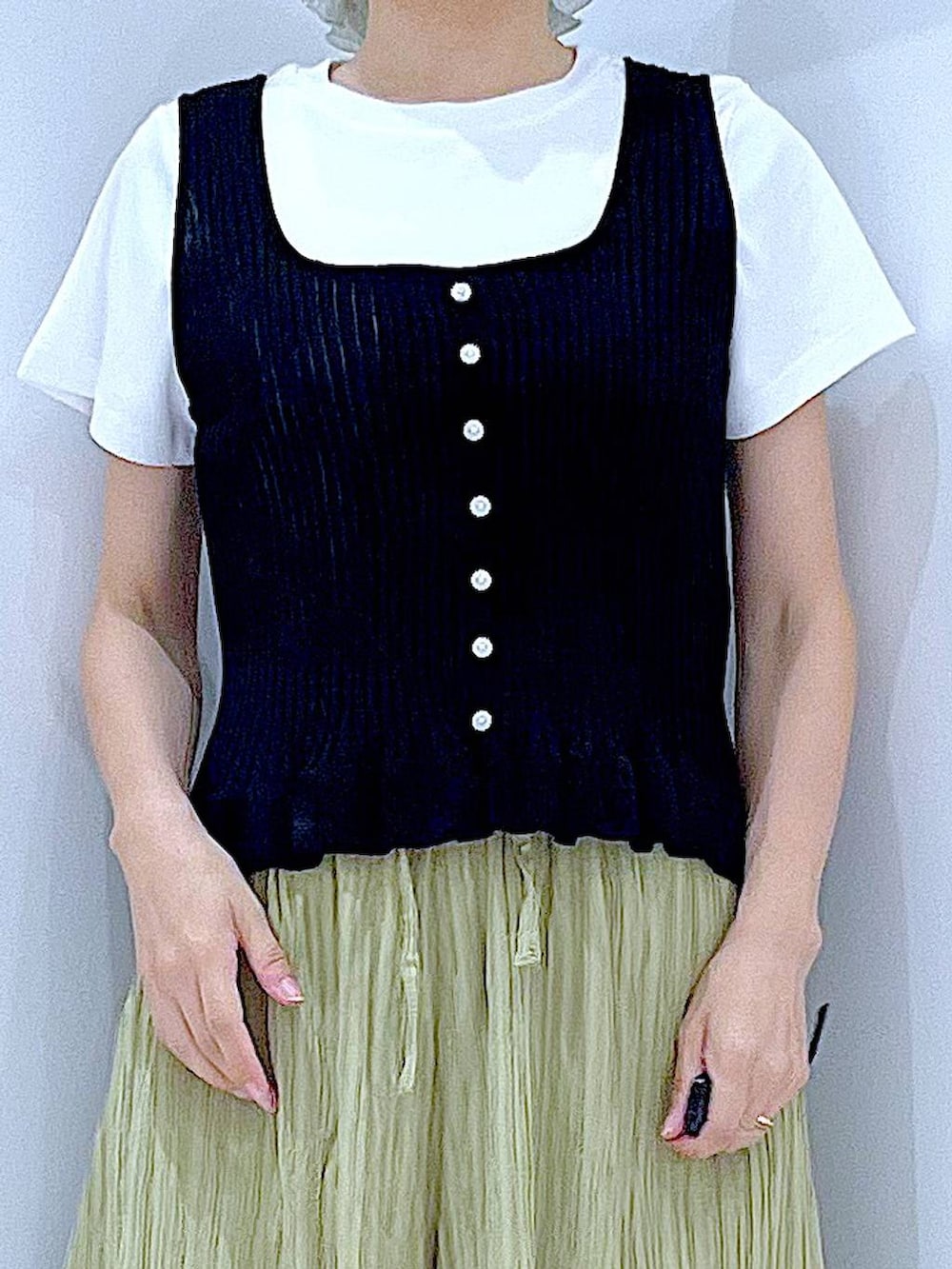 ブラック系のその他トップス、ホワイト系のTシャツ/カットソー、グレー系のトートバッグを着用したレディースの夏コーディネートの7枚目の写真
