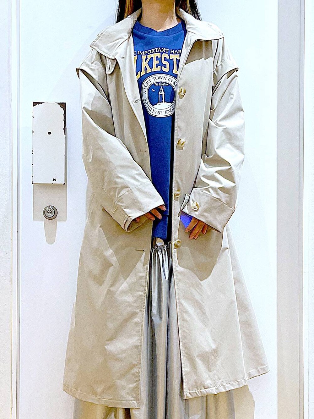 ベージュ系のその他アウター、シルバー系のスカート、ブルー系のスウェットを着用したレディースの春コーディネートの7枚目の写真