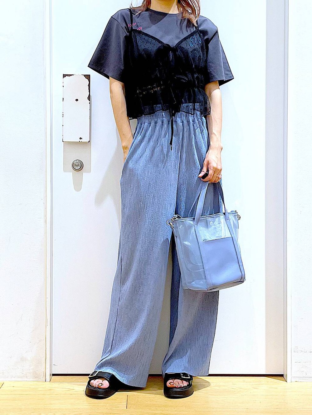 ブラック系のサンダル、ブラック系のキャミソール、ブルー系のその他パンツを着用したレディースの夏コーディネートの6枚目の写真