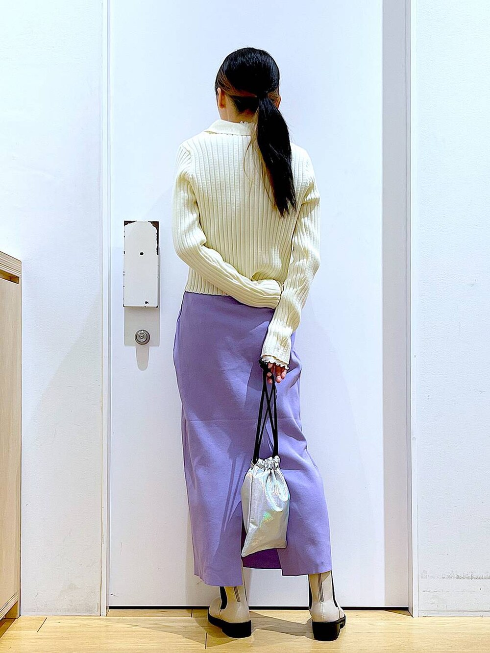 ホワイト系のTシャツ/カットソー、ベージュ系のカーディガン/ボレロ、ベージュ系のブーツを着用したレディースの春コーディネートの5枚目の写真