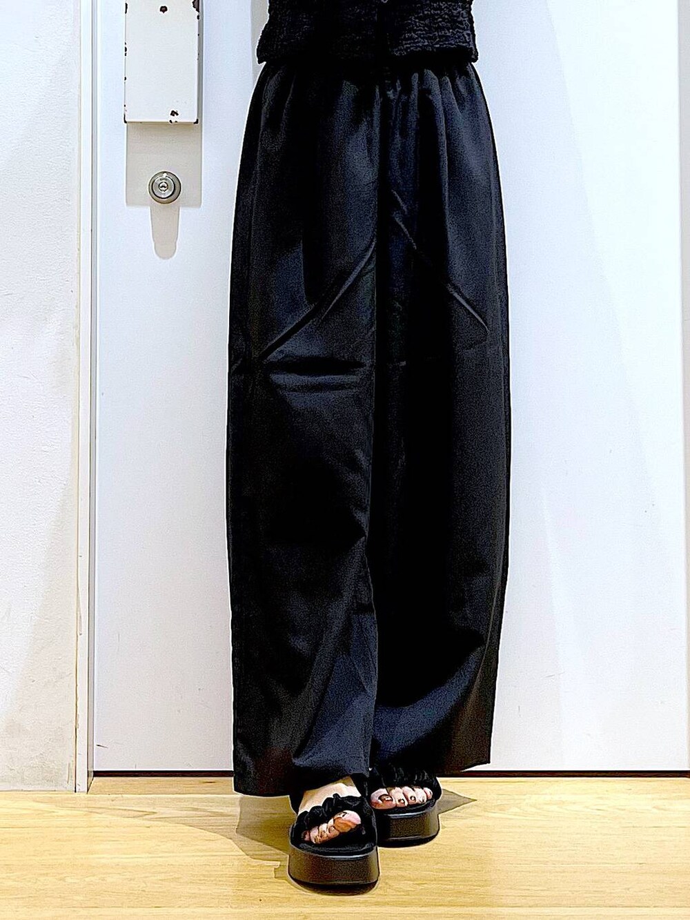 ブラック系のサンダル、ブラック系のその他パンツ、ブラック系のカーディガン/ボレロを着用したレディースの夏コーディネートの8枚目の写真