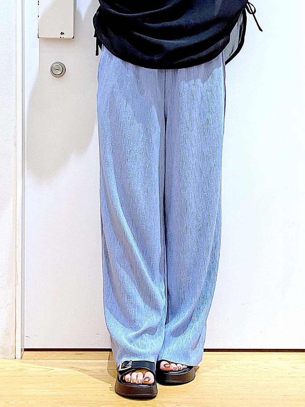 ブラック系のサンダル、ブルー系のその他パンツ、ブラック系のショルダーバッグを着用したレディースの夏コーディネートの8枚目の写真