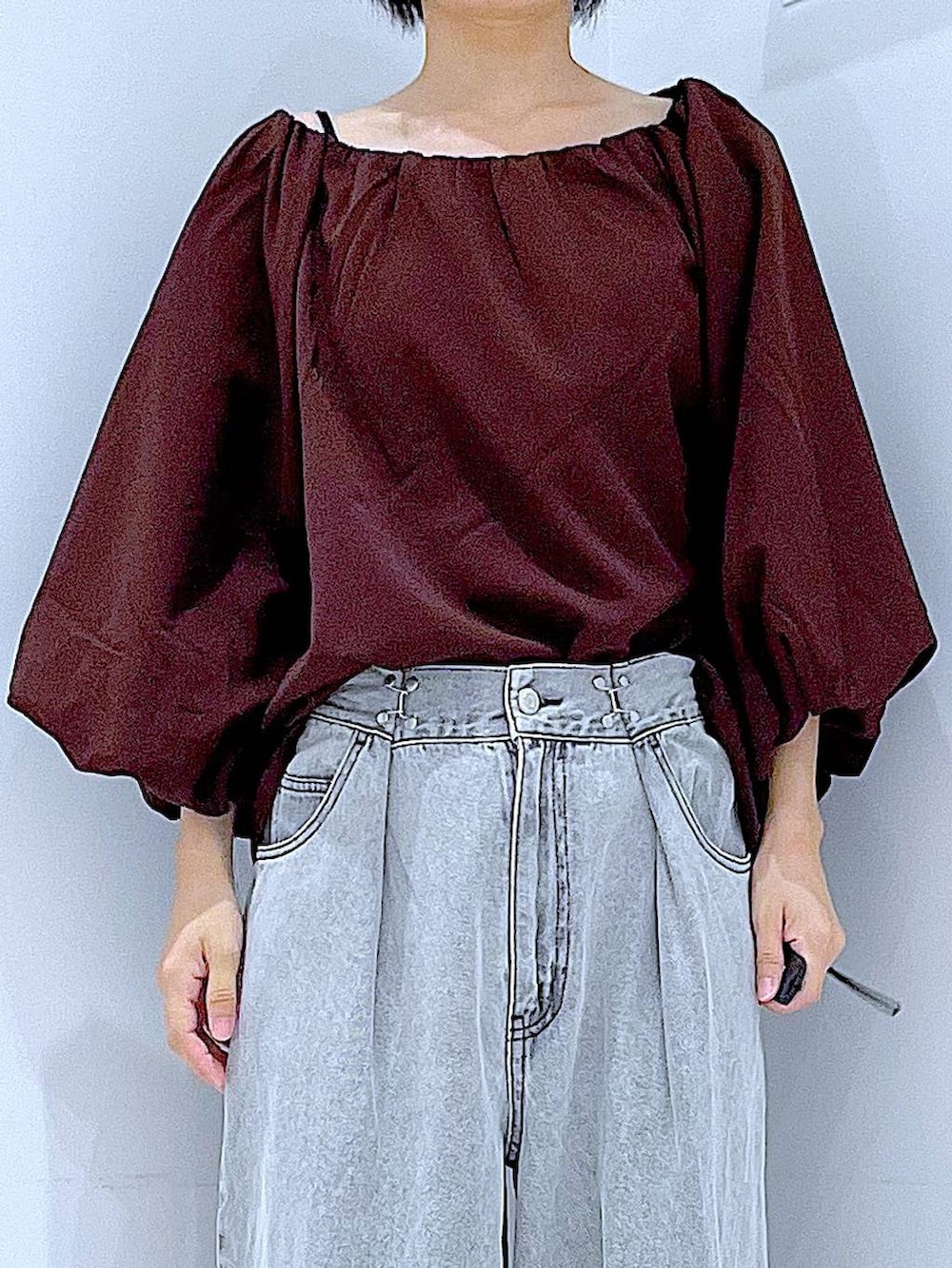 その他のショルダーバッグ、ブラック系のローファー、ブラウン系のシャツ/ブラウスを着用したレディースの秋コーディネートの7枚目の写真