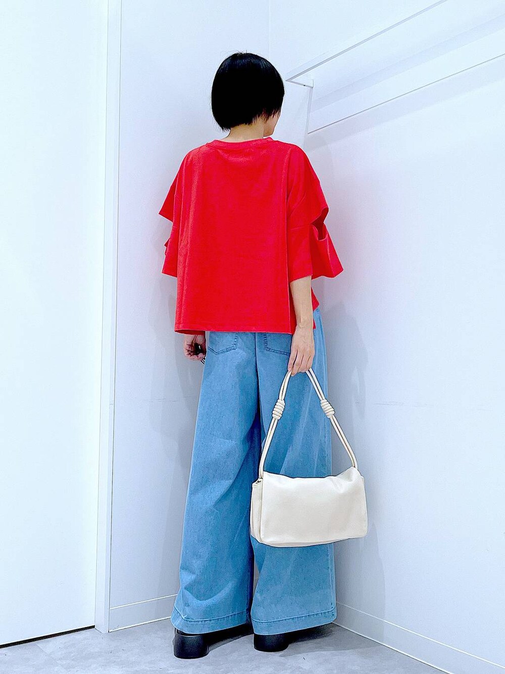 ブラック系のサンダル、レッド系のTシャツ/カットソー、ホワイト系のショルダーバッグを着用したレディースの夏コーディネートの5枚目の写真