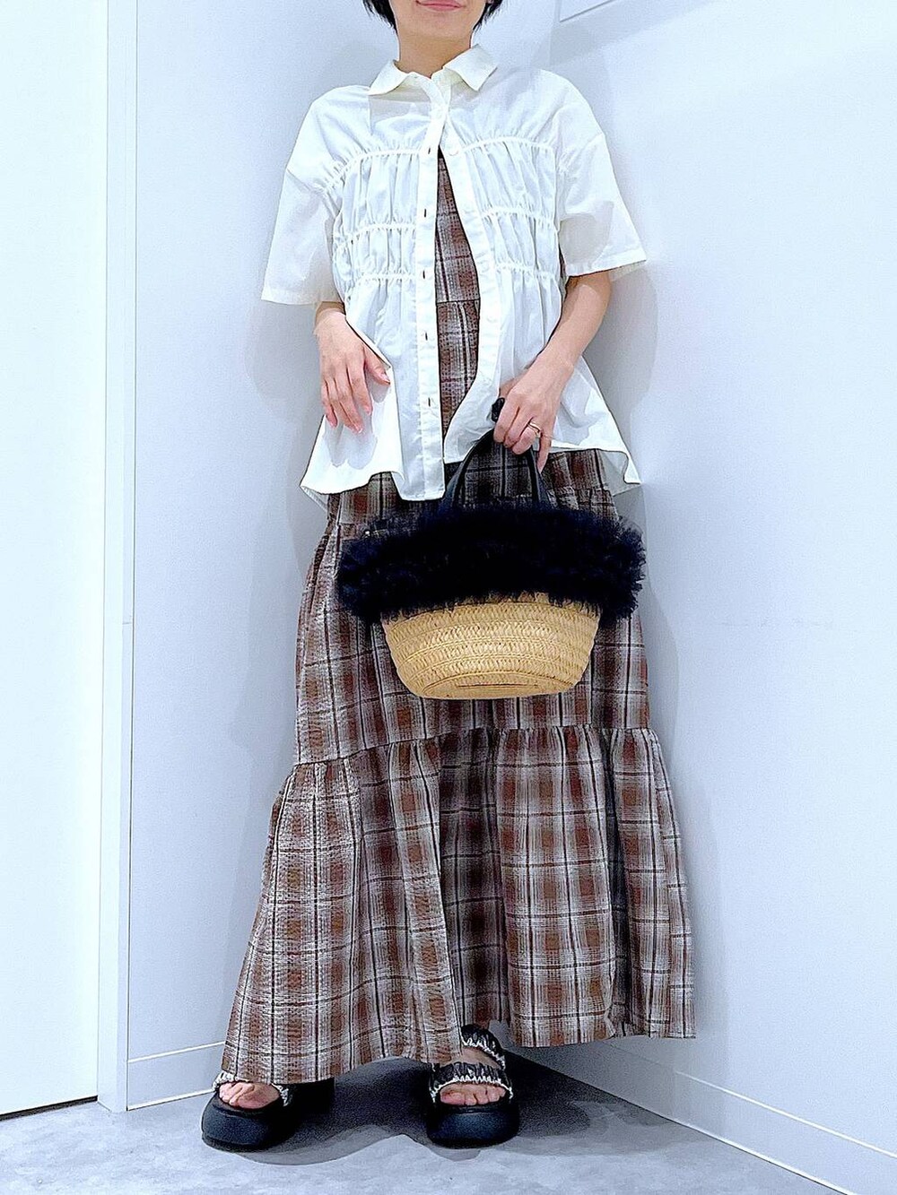 ベージュ系のショルダーバッグ、シルバー系のサンダル、ブラウン系のワンピースを着用したレディースの夏コーディネートの6枚目の写真