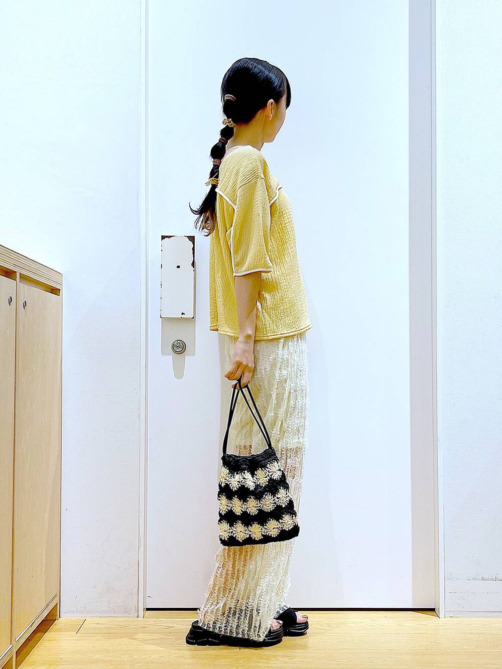 ブラック系のサンダル、ブラック系のショルダーバッグ、ホワイト系のその他パンツを着用したレディースの春コーディネートの4枚目の写真