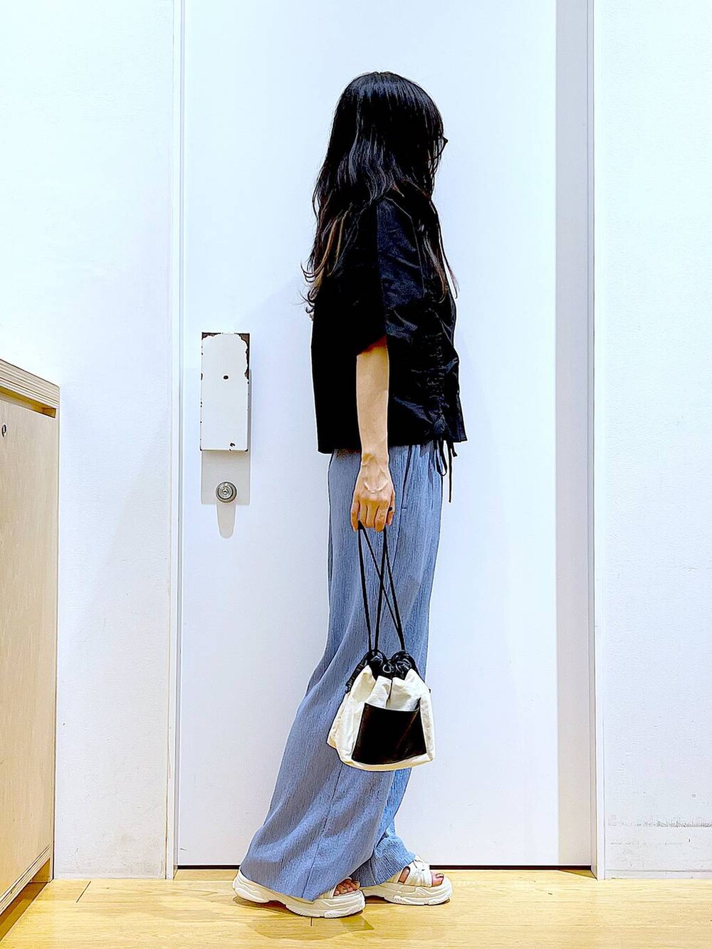 ホワイト系のショルダーバッグ、ホワイト系のサンダル、ブルー系のその他パンツを着用したレディースの春コーディネートの4枚目の写真