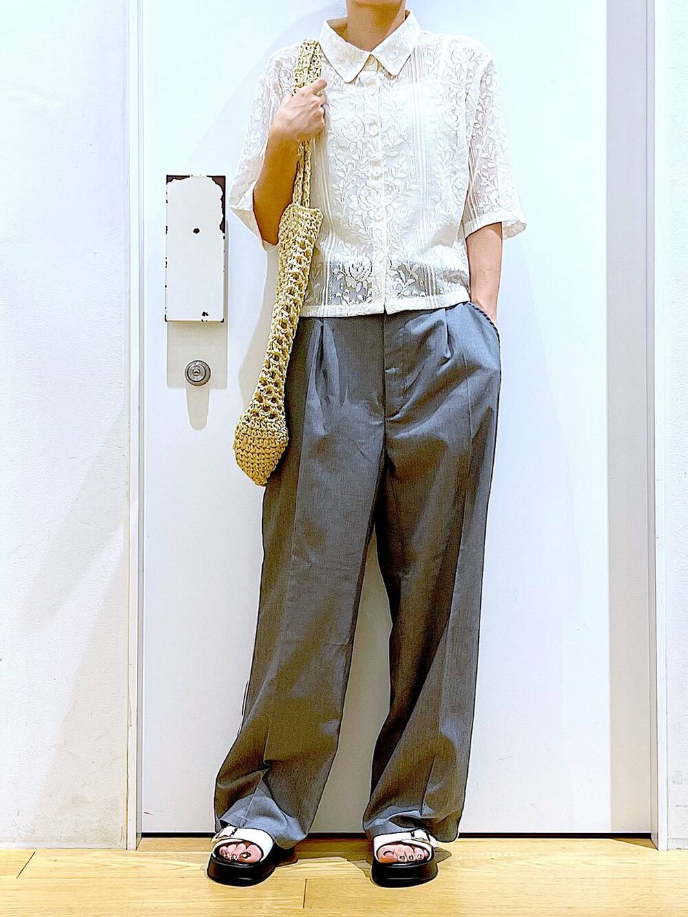 ホワイト系のサンダル、ホワイト系のトートバッグ、ベージュ系のシャツ/ブラウスを着用したレディースの秋コーディネートの6枚目の写真