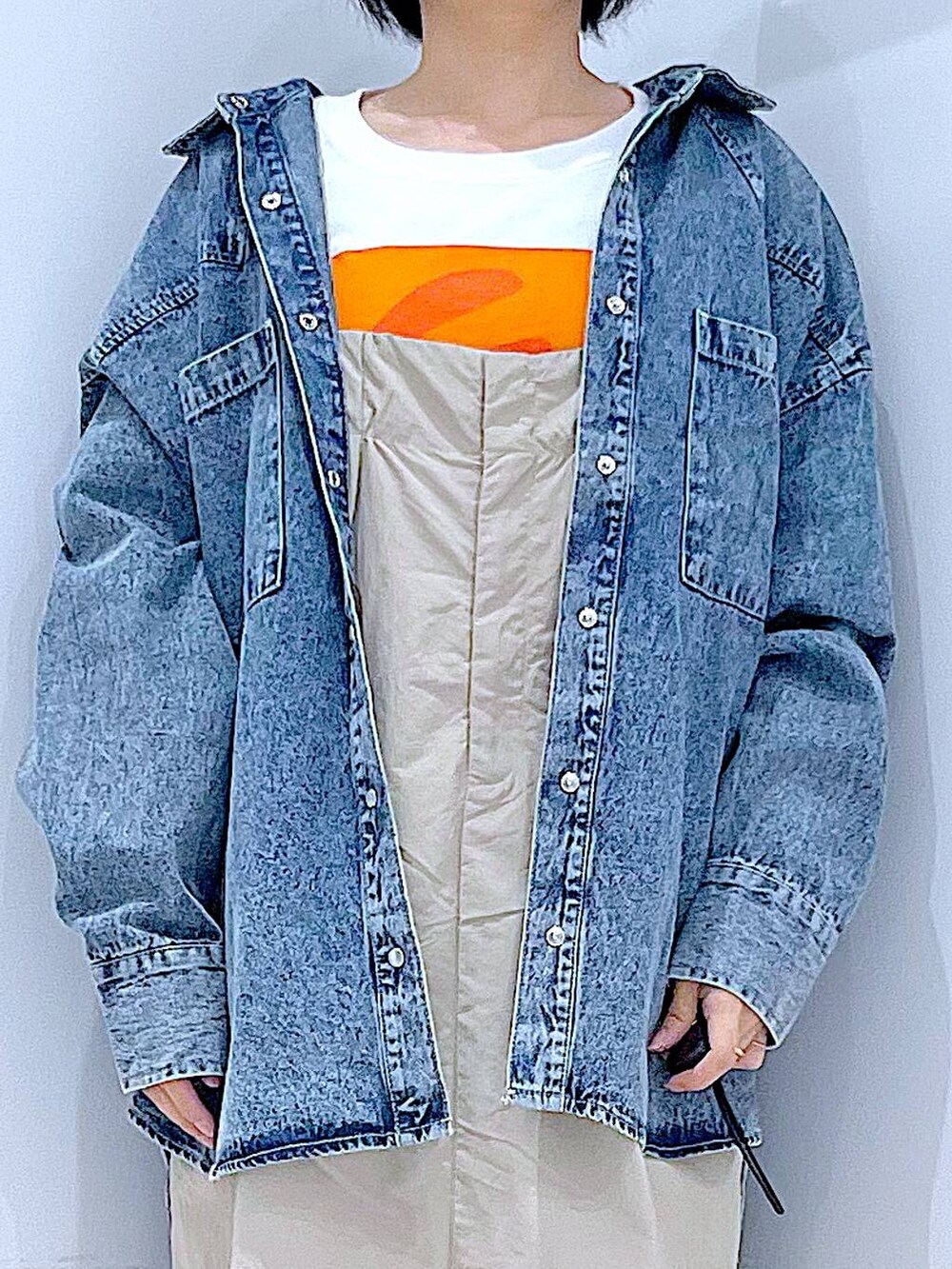 ブルー系のシャツ/ブラウス、ブルー系のショルダーバッグ、ブラック系のローファーを着用したレディースの秋コーディネートの7枚目の写真