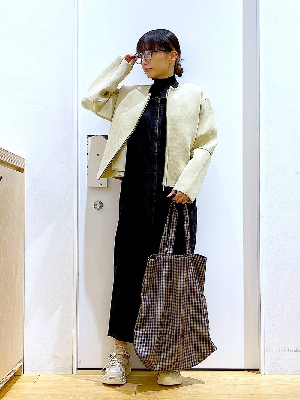 グレー系のジャンパースカート、ブラック系のTシャツ/カットソー、その他のトートバッグを着用したレディースの冬コーディネートの2枚目の写真