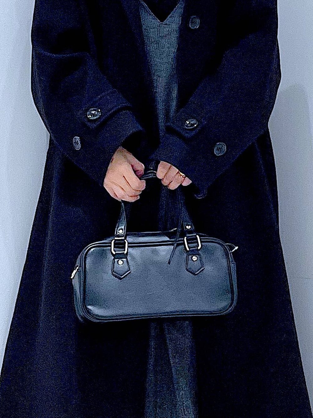 ブラック系のその他アウター、ブラック系のブーツ、ブラック系のニット/セーターを着用したレディースの冬コーディネートの9枚目の写真