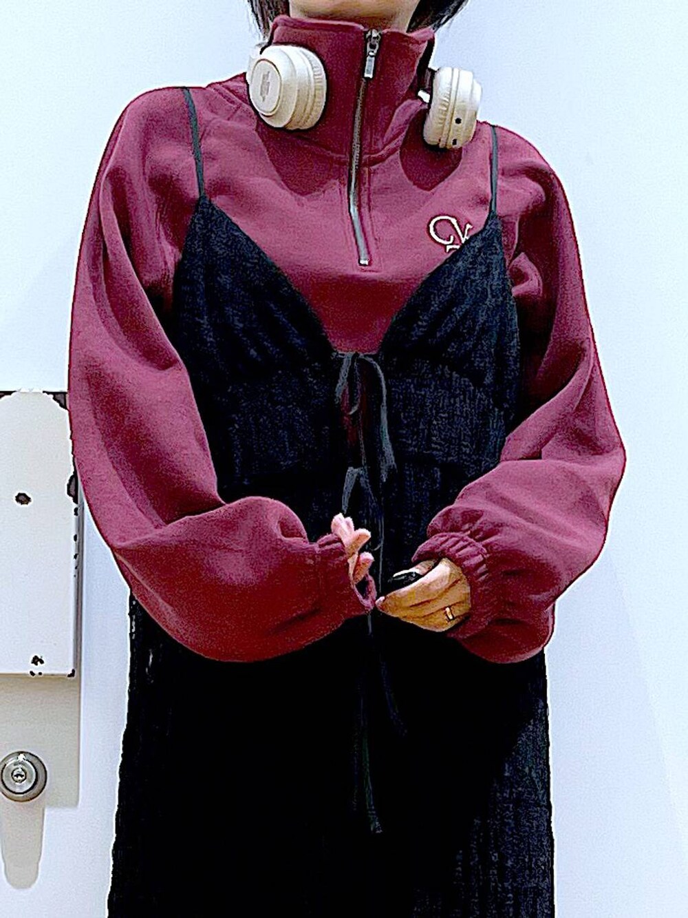 ブラック系のショルダーバッグ、ブラック系のワンピース、ブラック系のブーツを着用したレディースの冬コーディネートの7枚目の写真