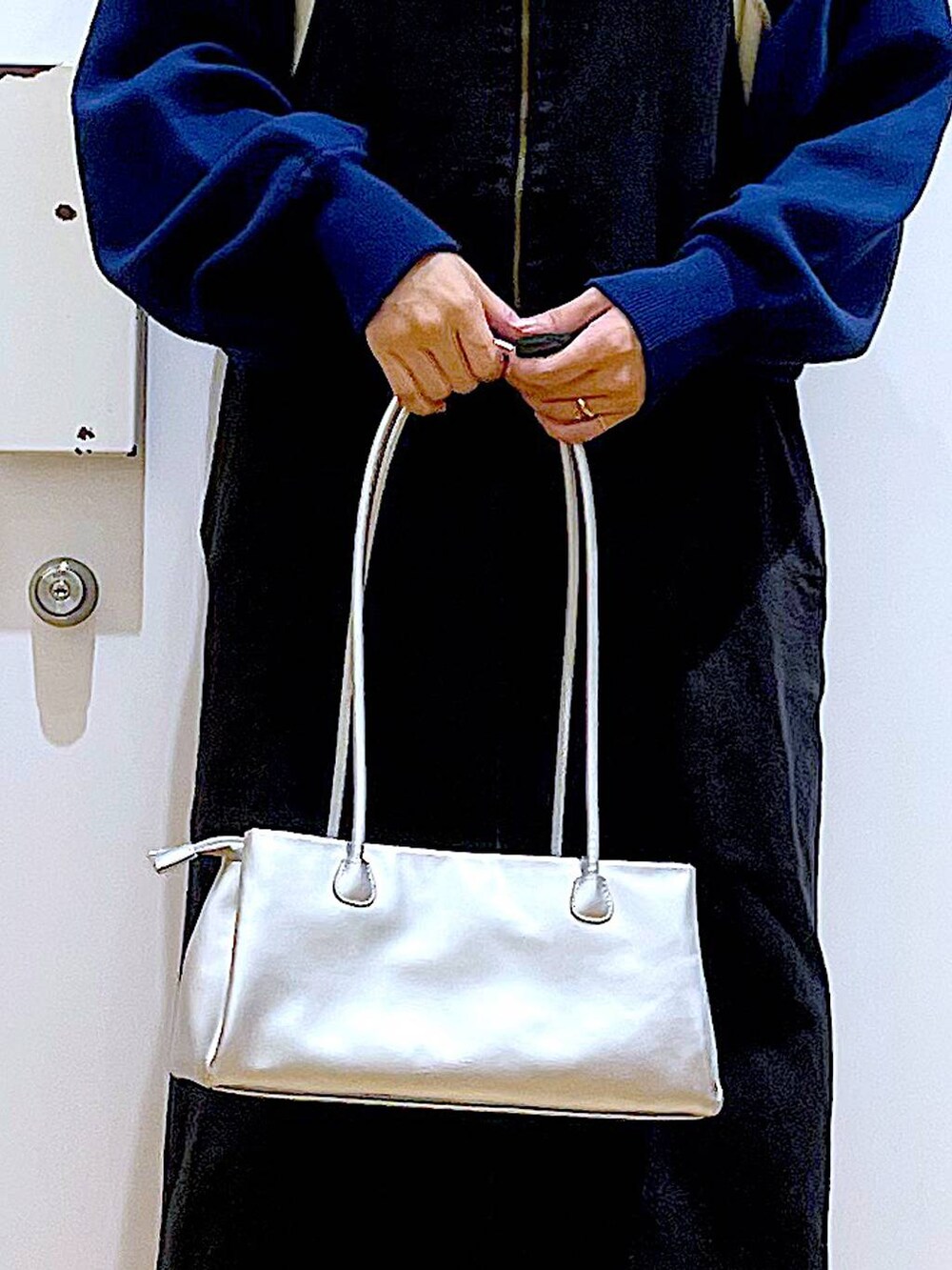 グレー系のジャンパースカート、シルバー系のトートバッグ、ベージュ系のブーツを着用したレディースの冬コーディネートの9枚目の写真