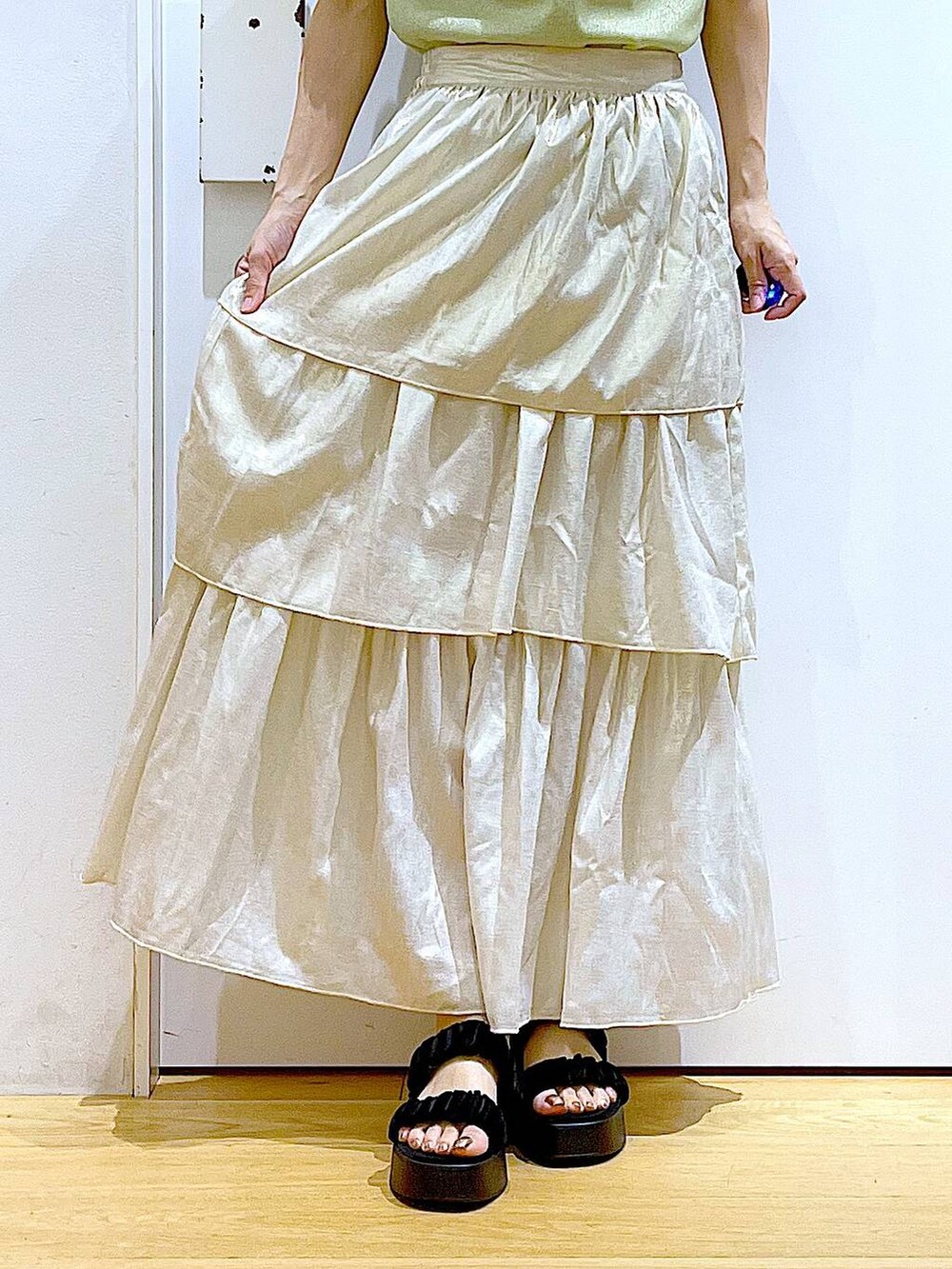 ブラック系のサンダル、ブラック系のショルダーバッグ、グリーン系のTシャツ/カットソーを着用したレディースの夏コーディネートの8枚目の写真