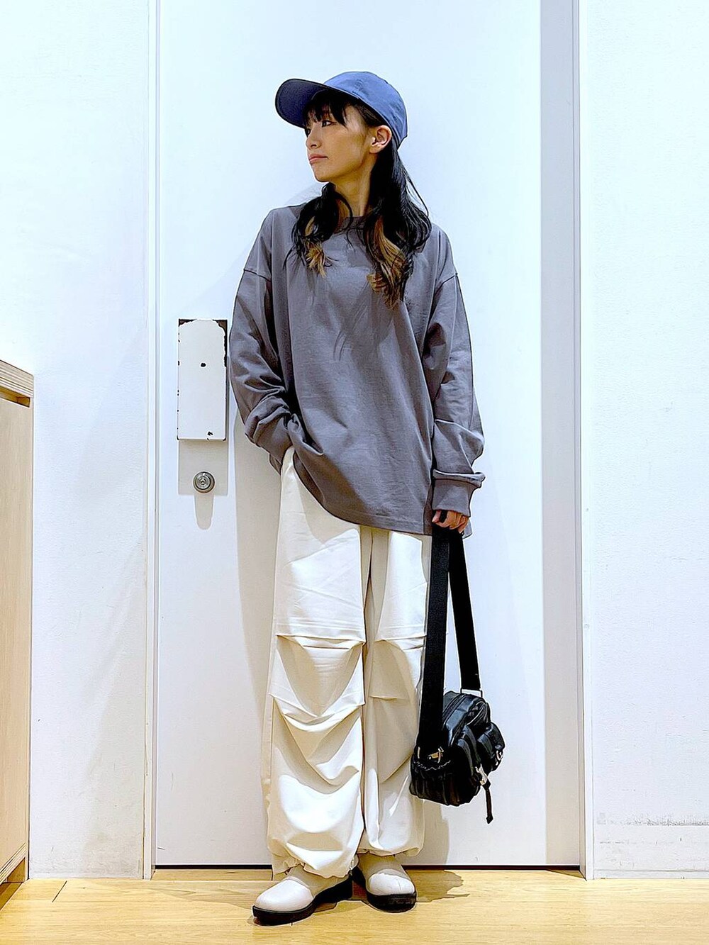 ベージュ系のその他パンツ、ベージュ系のブーツ、ブラック系のショルダーバッグを着用したレディースの春コーディネートの2枚目の写真