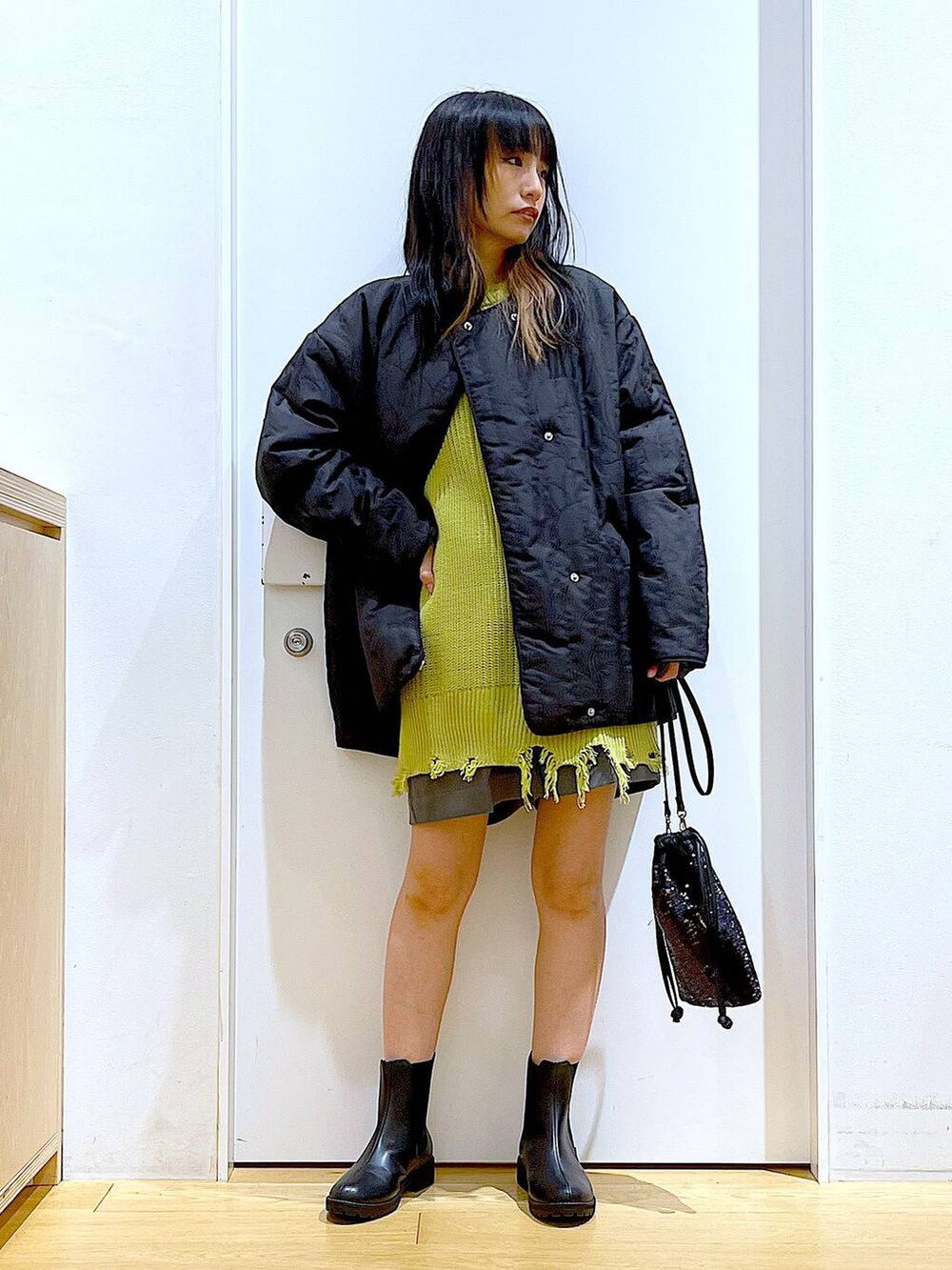 ブラック系のブーツ、ブラック系のショルダーバッグ、グレー系のその他パンツを着用したレディースの冬コーディネートの2枚目の写真