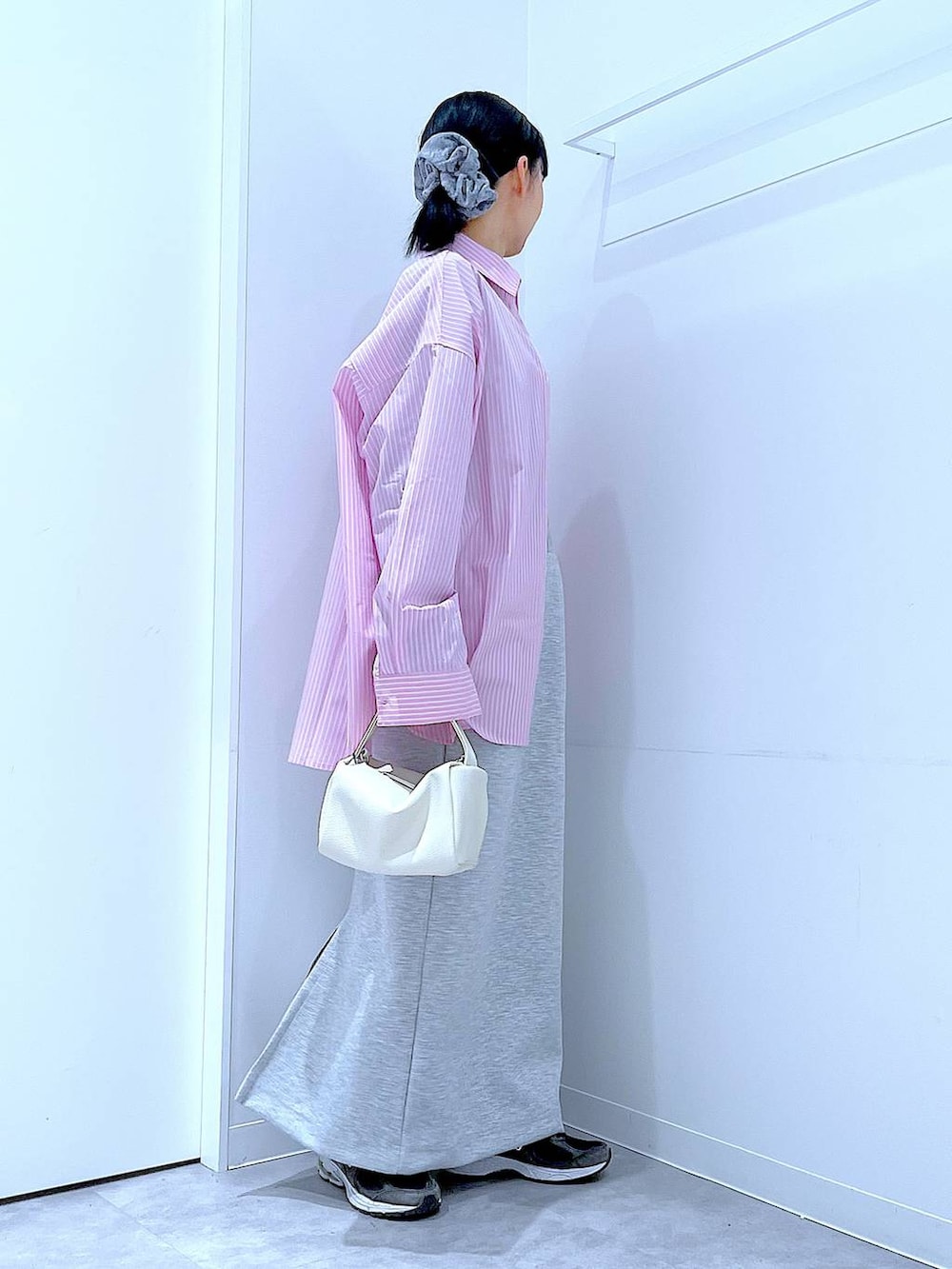 ホワイト系のショルダーバッグ、ブラック系のTシャツ/カットソー、グレー系のスカートを着用したレディースの春コーディネートの4枚目の写真