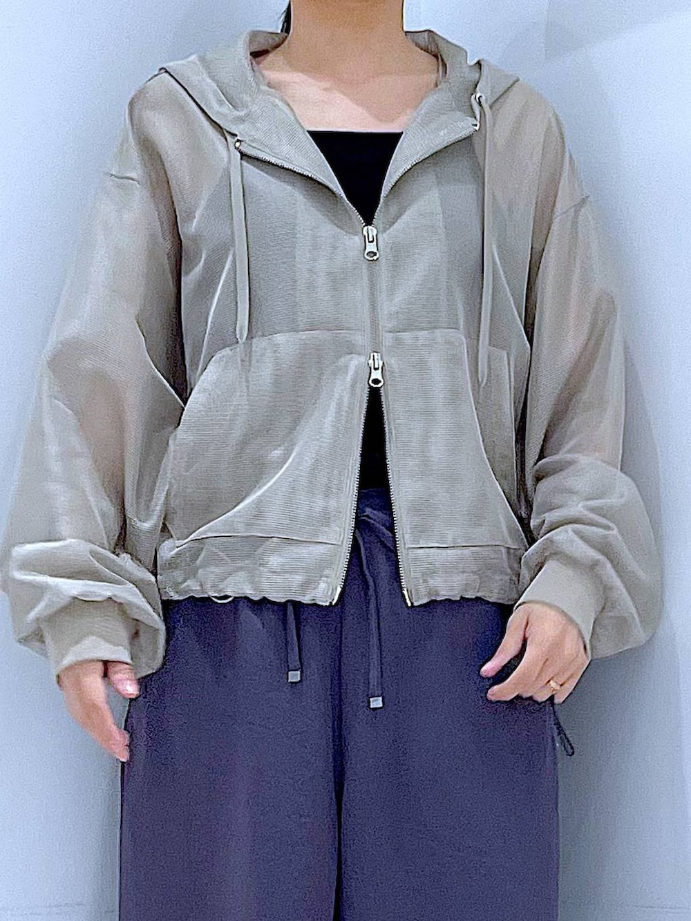 ブラウン系のバックパック/リュック、ホワイト系のスニーカー、グレー系のその他パンツを着用したレディースの春コーディネートの7枚目の写真