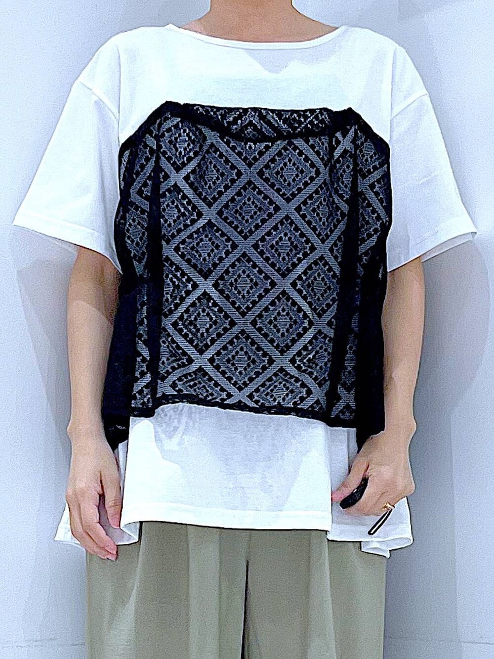 ベージュ系のショルダーバッグ、ブラック系のスニーカー、ホワイト系のTシャツ/カットソーを着用したレディースの春コーディネートの7枚目の写真