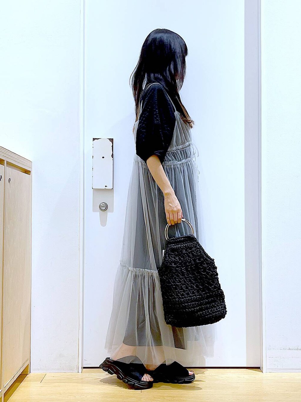 グレー系のワンピース、ブラック系のワンピース、ブラック系のサンダルを着用したレディースの春コーディネートの4枚目の写真